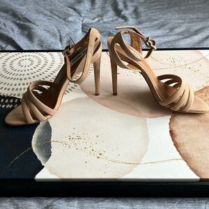 NWOT Steven Madden tan heels